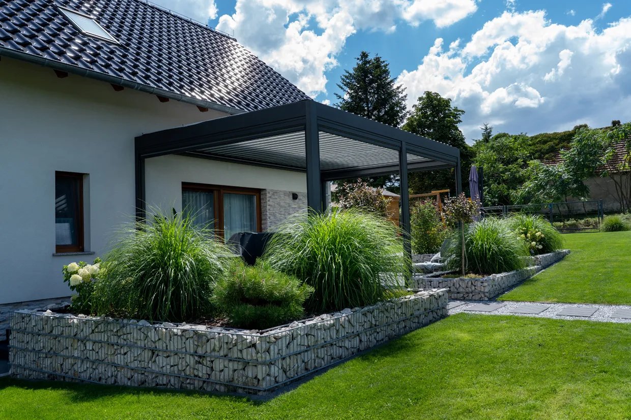 Pergola tarasowa z ruchomym zadaszeniem